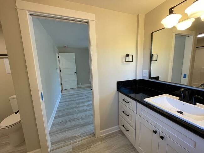 Building Photo - Beautiful Newly Remodeled Unit in Buckman with Washer/Dryer, A/C