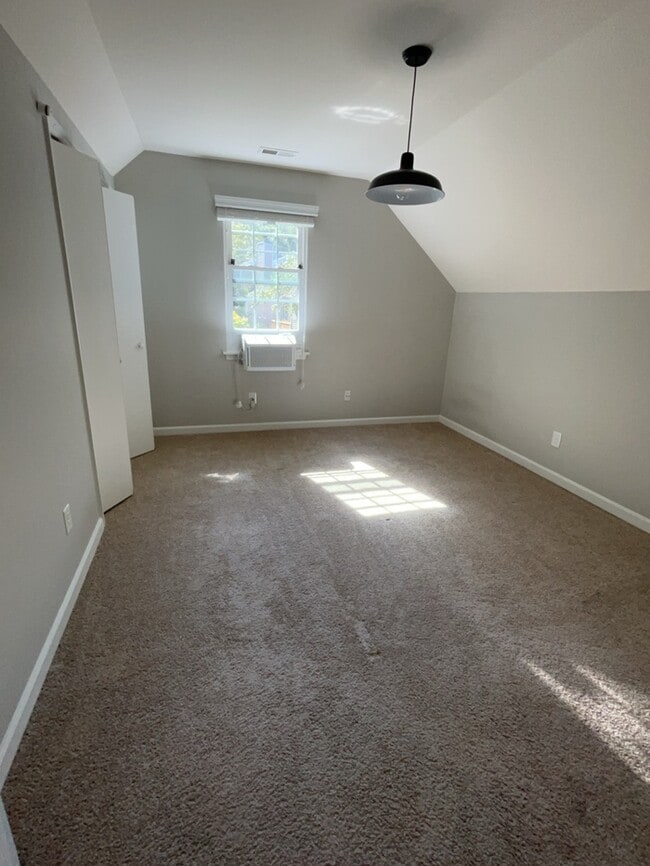 Building Photo - Charming 2-Bedroom Loft-Style Condo in a P...