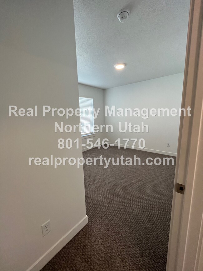 Building Photo - 3084 N 1600 E