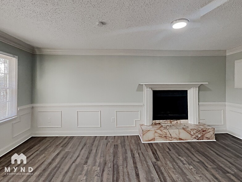 Building Photo - 585 Oak Way
