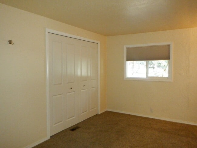 Building Photo - Remodeled SW Bend Single Level Home on Spa...