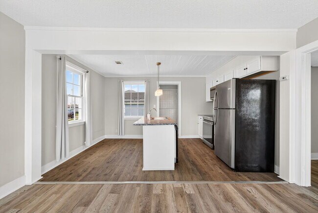 Building Photo - 1114 McKenzie Ave