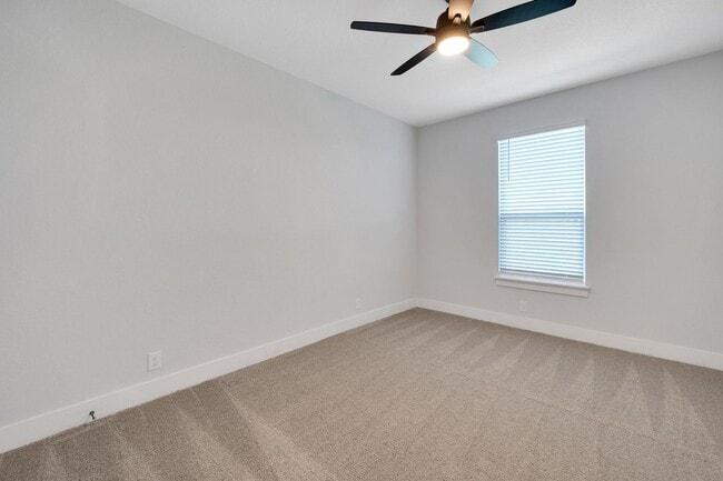 Building Photo - 3 Bedroom 2.5 Bath Townhome!