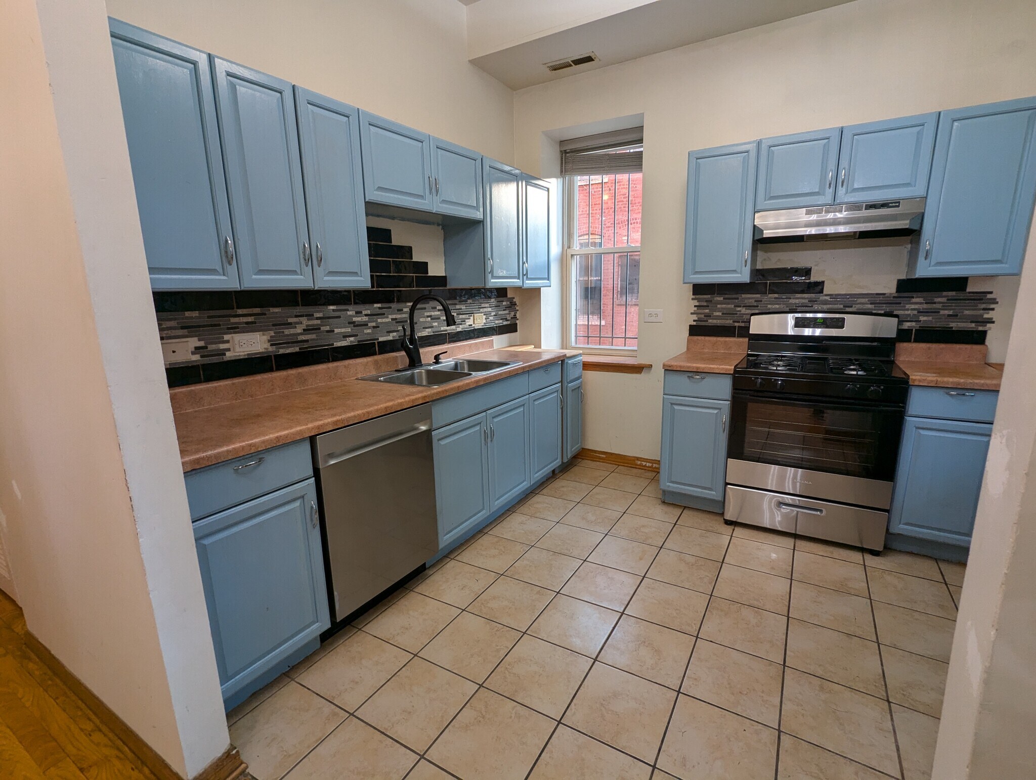 Kitchen - 3212 W Warren Blvd