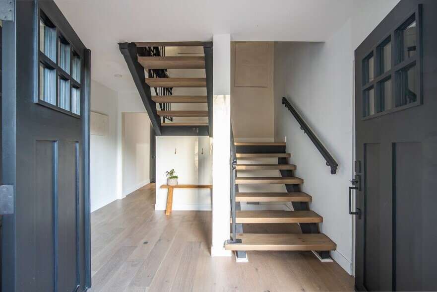Building Photo - 9265 Thrush Way