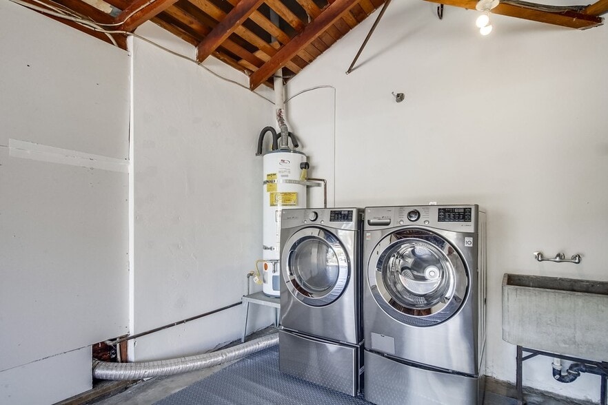 Fully functional washer and dryer, readily accessible - 2646 Violet St
