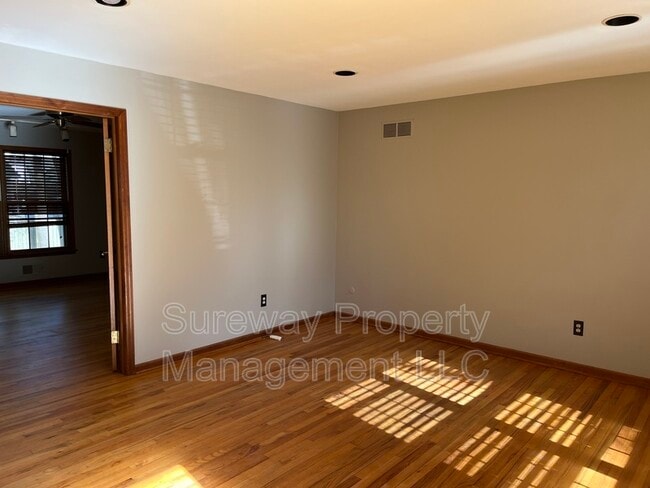 Building Photo - 513 Glenmere Ave