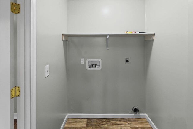 Building Photo - 113 E Apple St