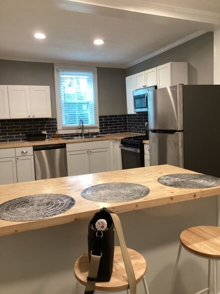 Building Photo - 1050 N Clarke St