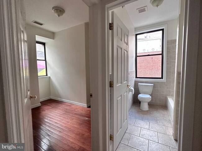 Building Photo - 118 S 12th St