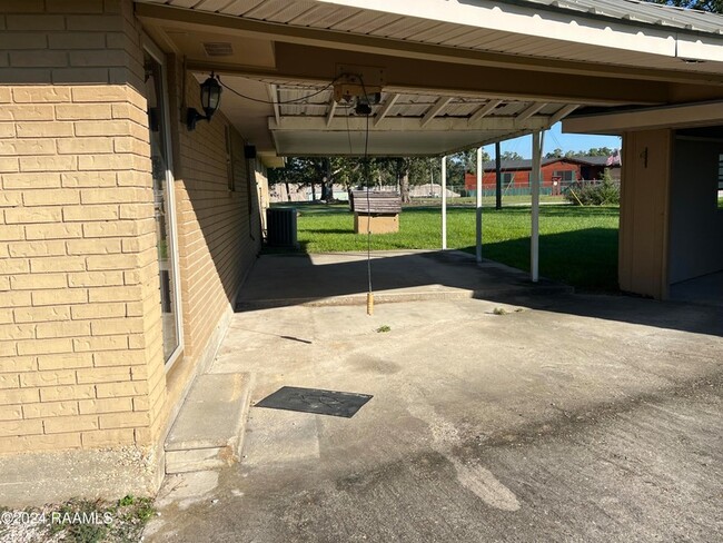 Building Photo - 616 E Broussard Rd