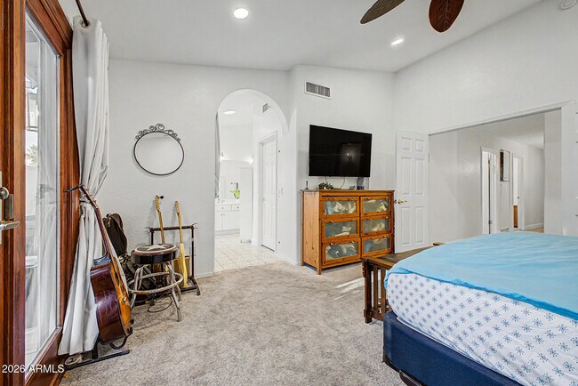 Building Photo - 3040 S Rosemary Dr