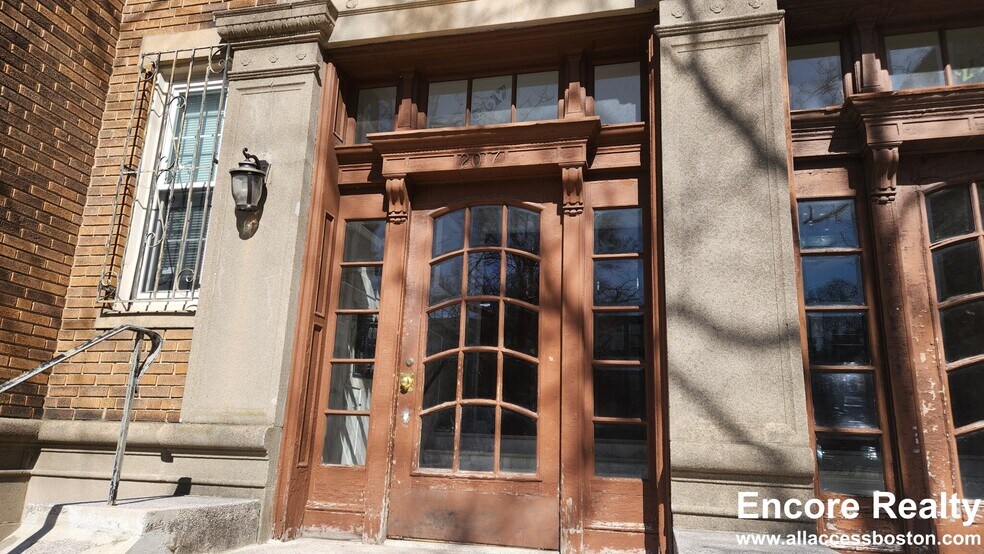 Primary Photo - 2017 Commonwealth Ave