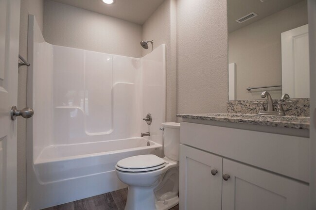 Building Photo - 2 Bed 2 Bath Cottage!