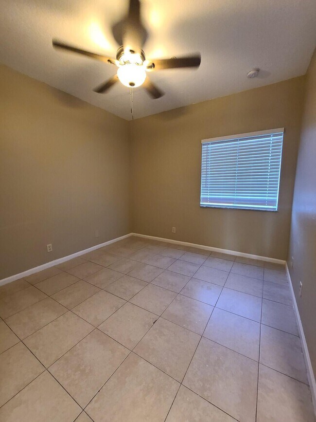 Building Photo - 1169 Golden Lakes Blvd