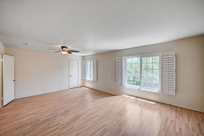 Building Photo - Beautiful 2 Bedroom Townhome in Guard-Gated Community – Prime Location!