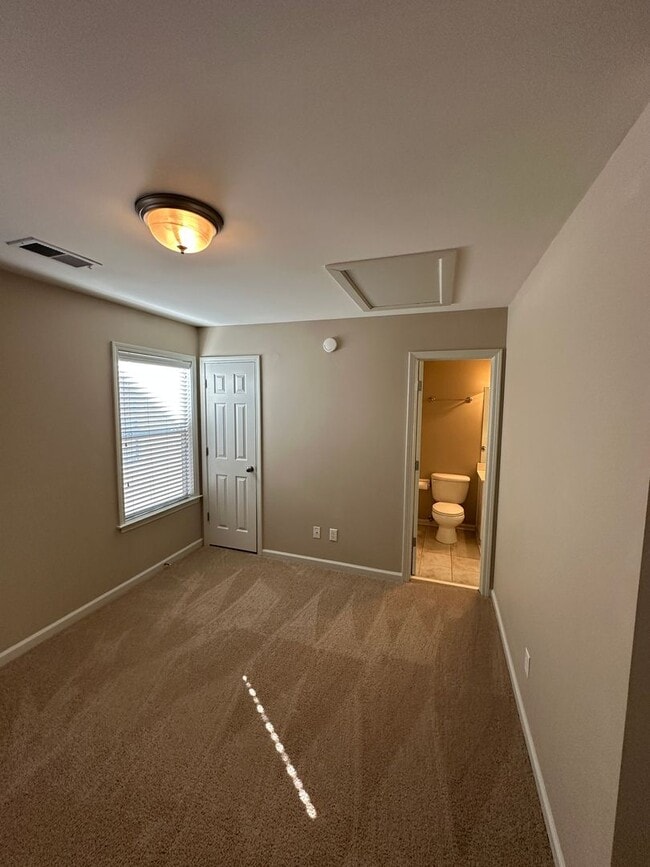 Building Photo - Move In Ready! Newly Refinished Floors! Upgraded Fixtures!