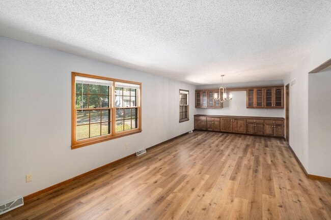Building Photo - Charming 3 Bed 2.5 Bath Raised Ranch