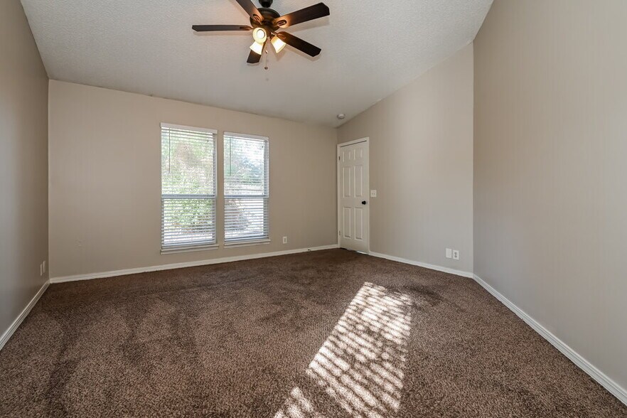 Building Photo - 11152 Cloverhill Cir W