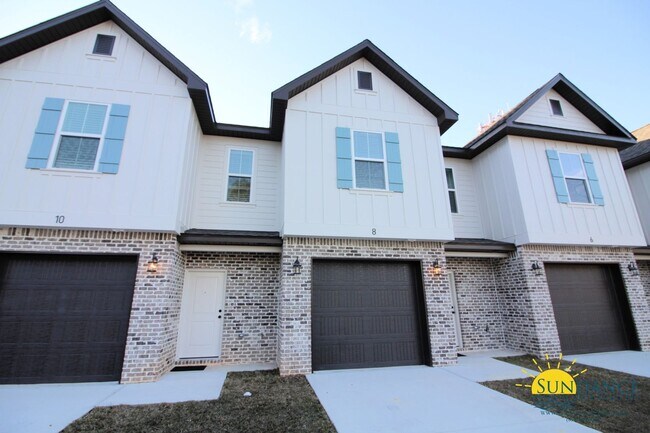 Building Photo - Gorgeous Townhome, near Ferry Park in Fort Walton Beach!