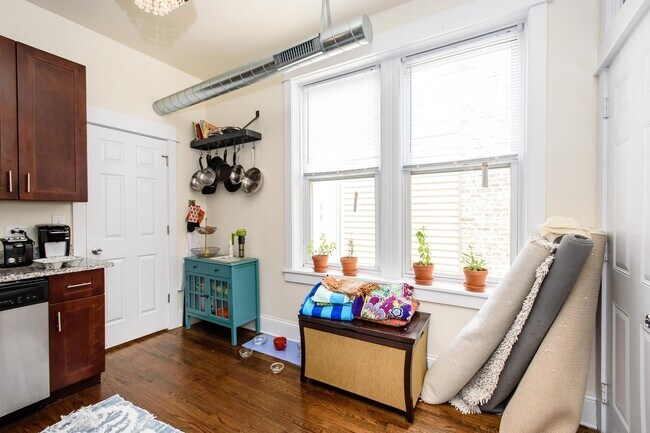 Building Photo - Top Floor 2bd/1bth Ukrainian Village, Avail August 1st!