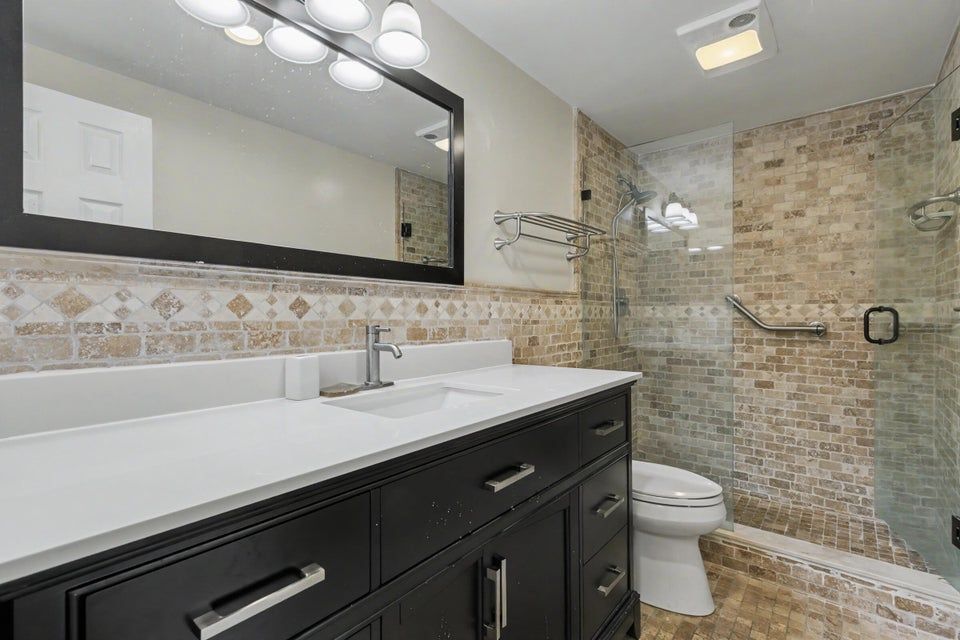 Building Photo - 2455 NE 51st St