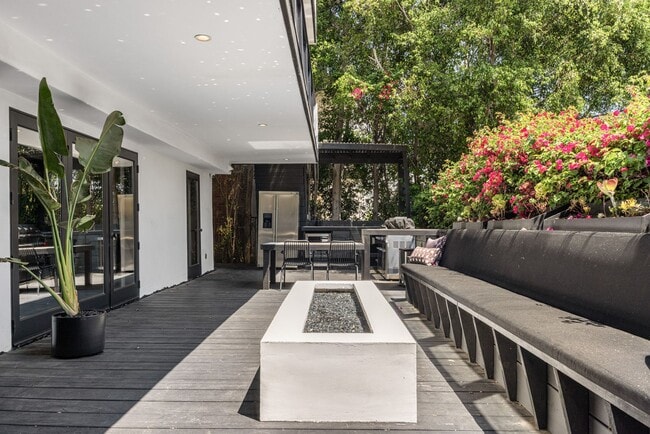 Building Photo - Architectural Contemporary with Panoramic ...