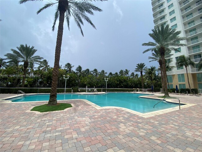 Building Photo - 1745 E Hallandale Beach Blvd