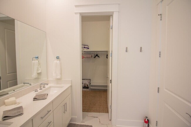 Building Photo - 141 Valdare Ln