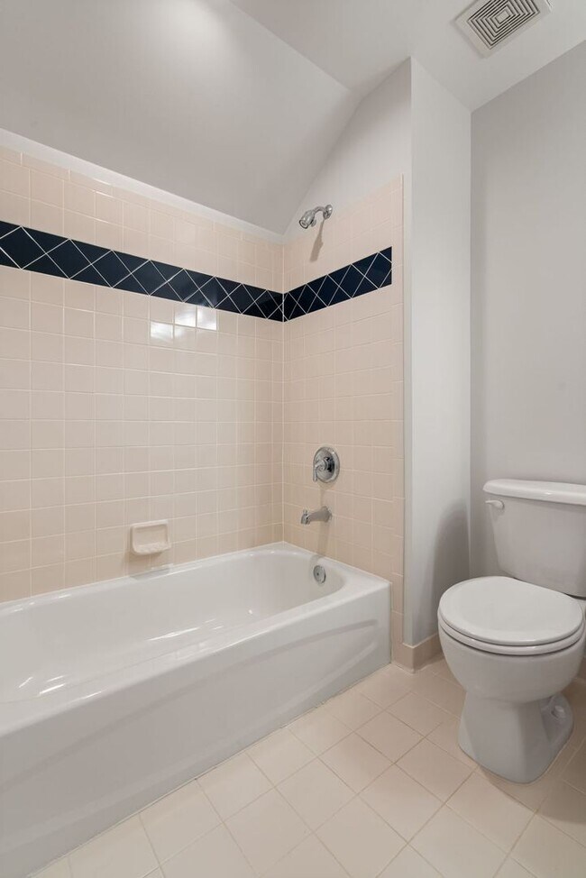 Building Photo - Stunning 4 level detached home close to the Mosaic District in Fairfax!