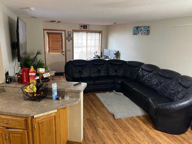 Building Photo - rare champlin 3 bed townhouse!