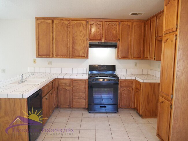 Building Photo - Bright 3 Bed 2 Bath 1,477 Sq. Ft. Sacramen...