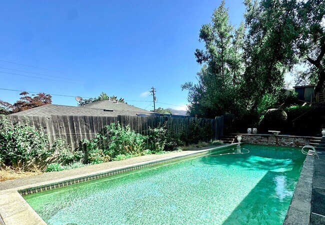 Building Photo - Charming 2-3bd Bungalow w/Pool in San Rafael