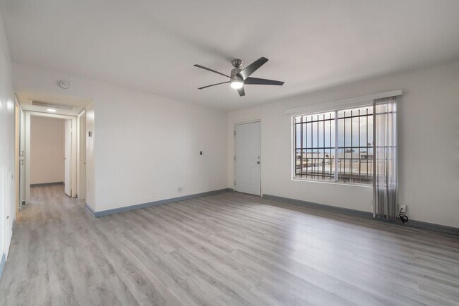 Building Photo - Modern Condo: Remodeled Elegance Awaits!