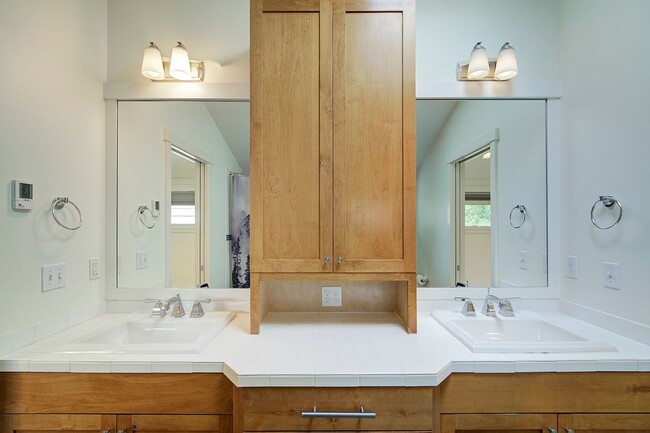 Building Photo - 2Bd/1.5Ba Seattle Townhouse