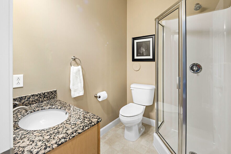 Building Photo - 845 Forest Ave #103