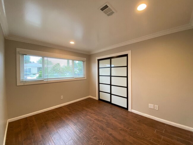 Building Photo - 4BD 2BR, Separate Backyard