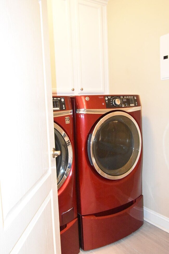 Building Photo - 3 Bedroom and 1.5 Bath Condo- Bradford Place at Buckhead