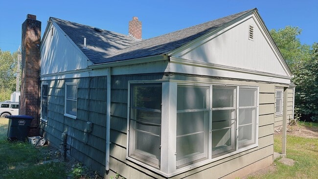 Building Photo - Cute 3bdrm/1 bath cottage with big yard