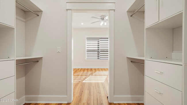 Building Photo - 1719 Country Club Dr