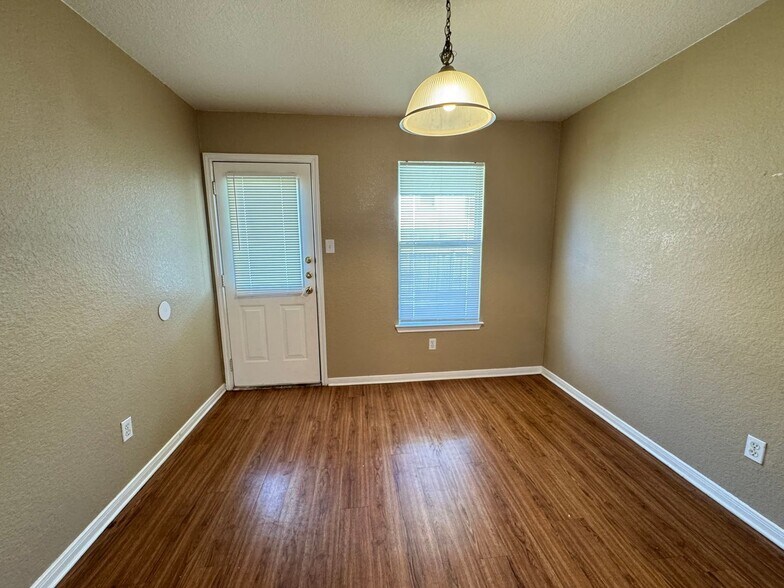 Building Photo - 1403 Dugger Cir