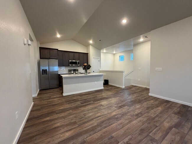 Building Photo - 569 Vicot Wy