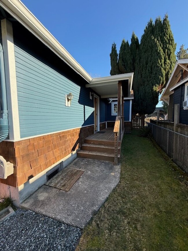 Building Photo - Beautiful 2BR/1BA w/ upstairs loft as offi...