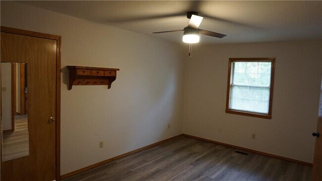 Building Photo - 107 N Elm Springs Rd