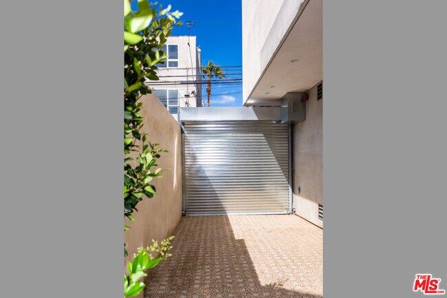 Building Photo - 1217 Cabrillo Ave