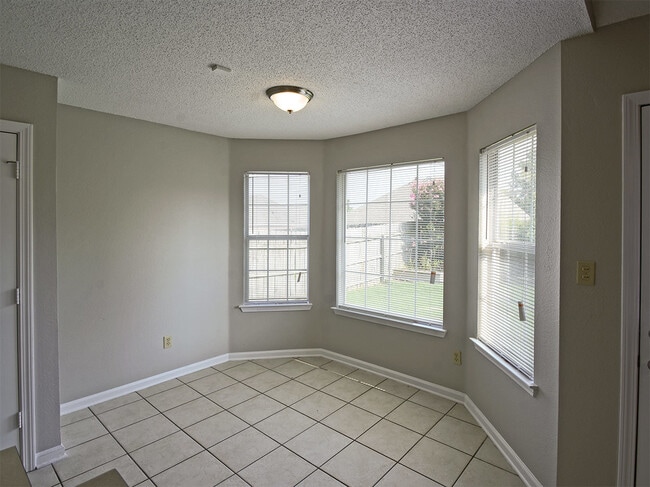 Building Photo - 3 Bedroom, 2 Bath Near Whitten and Dexter