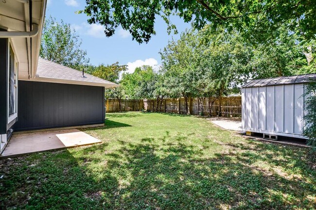 Building Photo - 1705 Laurel Ln