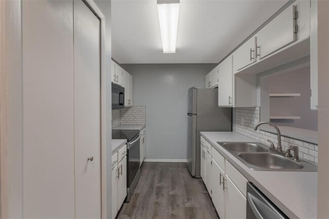 Building Photo - 424 Club Dr