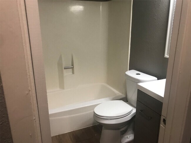 Building Photo - 8110 Streamside Dr
