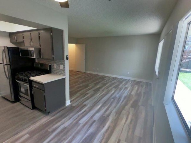 Building Photo - 1 bedroom in Sherman Oaks CA 91411
